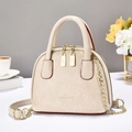 Elegante beige Tragetasche mit goldenem Kettenriemen und glatter Ledertextur für den Alltag - Khaki