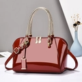 Bolso Boston de charol burdeos con asas trenzadas y correa ajustable para el hombro - Rojo