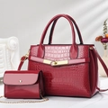 Set borse rosso scuro goffrato coccodrillo con finiture dorate lucide ed eleganti - Rosso