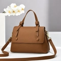Detailaufnahme der braunen Handtasche aus Litschi-Leder mit goldener Metall-Hardware - Dunkelbeige
