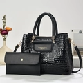 Set borsa a mano nera a motivo coccodrillo con pochette a busta e dettagli dorati - Nero