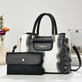 Elegante borsa a mano con motivo serpente e pochette coordinata con dettagli dorati - Bianco Sporco