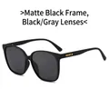 Gafas de sol rectangulares en negro mate con lentes gris oscuro y detalles metálicos - Montura Negro Mate Lentes Grises
