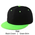 Dettaglio del cappellino snapback nero con visiera piatta verde neon e cuciture a contrasto - Regolabile / Nero con Tesa Verde