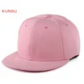 Dettaglio del cappellino snapback rosa a tesa piatta in twill di cotone con cuciture - Regolabile / Rosa
