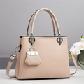 Elegante beige Damenhandtasche aus genarbtem Leder mit silbernen Beschlägen und Gurt - Aprikose