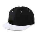 Dettaglio cappello snapback nero con visiera bianca e trama in cotone twill rifinita - Regolabile / Nero con Tesa Bianca