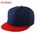 Dettaglio del cappellino snapback blu navy con visiera piatta rossa e cuciture - Regolabile / Blu Marino con Tesa Rossa