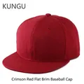 Dettaglio del cappello snapback bordeaux con visiera piatta e tessuto in cotone a sei pannelli - Regolabile / Rosso Vino
