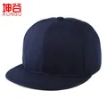 Dettaglio del cappellino snapback blu scuro con visiera piatta in twill di cotone - Regolabile / Blu Notte