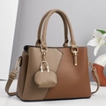 Elegante borsa a mano in pelle marrone bicolore con dettagli dorati e mini ciondolo - Marrone