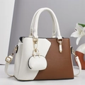 Détail d'un sac à main bicolore marron et blanc avec finitions dorées et porte-monnaie - Blanc