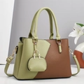 Dettaglio borsa a mano tricolore in pelle martellata con finiture dorate e ciondolo - Verde