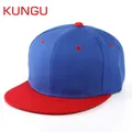 Dettaglio cappello in cotone blu con visiera piatta rossa e occhielli di ventilazione - Regolabile / Blu con Tesa Rossa