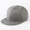 Dettaglio di un cappello snapback grigio con visiera piatta e occhielli ricamati - Regolabile / Grigio chiaro