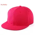Dettaglio del cappellino hip-hop rosa rosso con visiera piatta in twill di cotone pregiato - Regolabile / Rosa Rossa