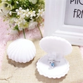 Elegante portagioie bianco a forma di conchiglia con interno in velluto e collana di pietre - Conchiglia Bianca