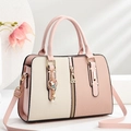 Borsa a mano bicolore rosa e beige con dettagli dorati e ciondolo a forma di coniglio - Rosa