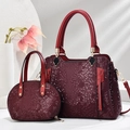 Elegante set di borse bordeaux con goffratura a serpente e dettagli in oro lucido - Bordeaux