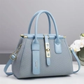 Borsa tote celeste con trama a nido d'ape e chiusura a girello in metallo dorato - Blu