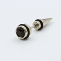 Clou d'oreille argenté avec strass noir et fermoir conique de style punk - Diamant Noir Simple 0345
