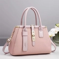 Dettaglio borsa rosa intrecciata con finiture dorate e tracolla rimovibile fine - Rosa