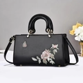 Sac bandoulière noir élégant avec broderies de fleurs roses et papillons, vue de face - Noir