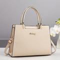 Elegante borsa beige da donna con trama intrecciata e tracolla in metallo dorato - Cachi