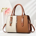 Sac bandoulière élégant beige et marron avec texture tissée et pendentif lapin mignon - Jaune Terre