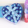 Détail du coffret cadeau en forme de cœur avec roses de savon bleues et ruban Love - Mélange Bleu