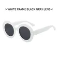 Gafas de sol ovales blancas con lentes grises oscuros y remaches dorados - Montura Blanca Lente Gris Oscuro