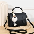 Borsa a mano classica in pelle nera motivo litchi con finiture dorate e ciondolo morbido - Nero