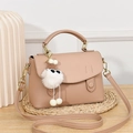 Elegante borsa a tracolla Morandi beige con trama in pelle e ciondolo di peluche - Cachi Chiaro