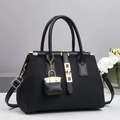 Borsa a mano nera minimalista in ecopelle con hardware dorato e mini ciondolo - Nero