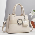 Elegante borsa a mano intrecciata bianco crema con ornamento in strass e tracolla regolabile - Bianco Sporco