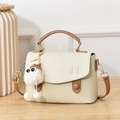 Elegante borsa beige a tracolla con manici marroni, pelle testurizzata e ciondolo peluche - Bianco Sporco