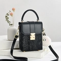Mini borsa a tracolla nera con motivo a serpente e grazioso ciondolo a pompon bianco - Nero