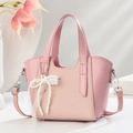 Sac à main chic en cuir tressé rose avec nœud en dentelle perlée sur fond épuré - Moyen / Rose