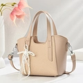 Sac à main beige élégant en paille et cuir avec breloque nœud en dentelle et perles - Moyen / Kaki