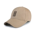 Gorra de béisbol de algodón caqui con parche de cuero EDIKO marrón en vista lateral de 45° - Ajustable / Beige oscuro con etiqueta marrón