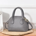 Borsa a mano grigia in pelle martellata con finiture dorate e tracolla regolabile - Grigio