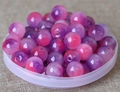 Makroaufnahme von rosa und lila runden Perlen mit Farbverlauf für DIY-Schmuckherstellung - 8mm / Lila-rotes Muster