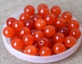 Makroansicht polierter orangeroter Achatperlen für DIY-Schmuck und Bastelzubehör - 8mm / Orangerot