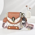 Mini sac à bandoulière matelassé chic avec fermoir doré et pendentif ours mignon - Jaune Terre