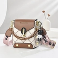 Petit sac bandoulière rétro crème et marron avec motif matelassé et bijou d'ours - Marron
