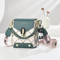 Mini borsa a tracolla trapuntata beige e verde con tracolla in tessuto e ciondolo - Verde