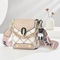 Détail du mini sac bandoulière avec matelassage en losange et breloque ourson - Khaki
