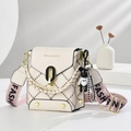 Dettaglio della mini borsa a tracolla con motivo a rombi e ciondolo a orsetto - Bianco Sporco