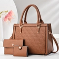 Dreiteiliges Set brauner Handtaschen aus Kunstleder mit Logo-Prägung und Golddetails - Erdgelb