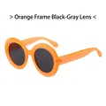 Gafas de sol ovaladas de moda con montura naranja, lentes grises y remaches - Montura Naranja Lentes Grises